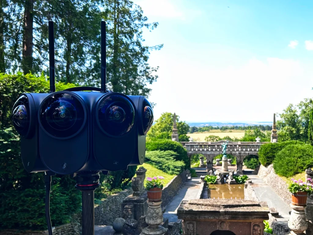 Hochmoderne VR-Kameraausrüstung, eingesetzt in der Filmproduktion.