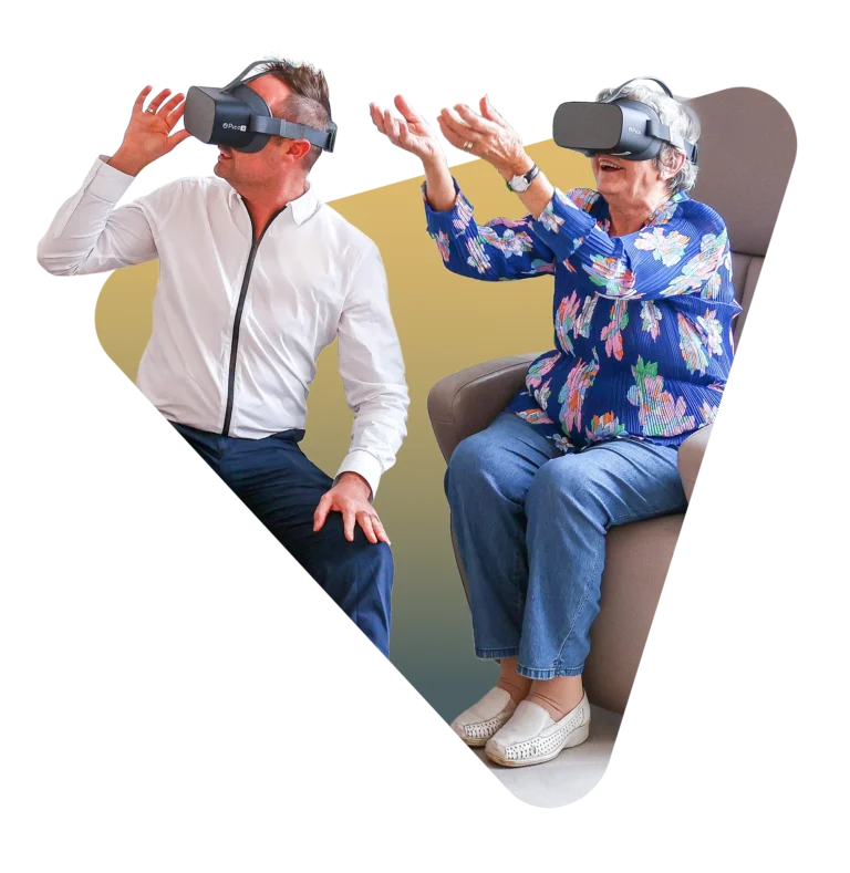 Eine Pflegekraft und eine Seniorin erleben gemeinsam ein VR-Abenteuer, das speziell für die Aktivierung und Entspannung in der Altenpflege entwickelt wurde.