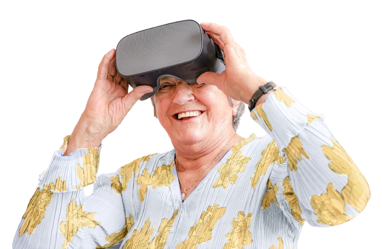 Eine lachende Seniorin trägt ein VR-Headset und genießt die faszinierenden virtuellen Welten, die speziell für die Bereicherung des Lebens in der Pflege entwickelt wurden.